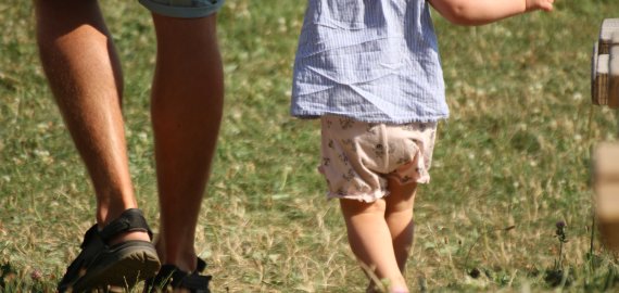 Kitąmet žadama didinti globos išmokas ir jas diferencijuoti pagal vaikų amžių