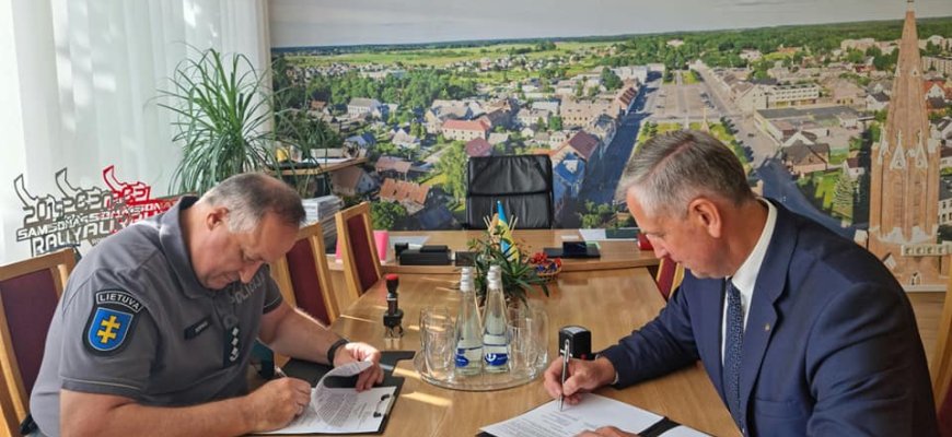 Rokiškio savivaldybėje pasirašyta bendradarbiavimo sutartis, kuria siekiama į rajoną pritraukti daugiau policijos pareigūnų