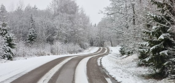 Keliuose yra slidžių ruožų, įspėja kelininkai