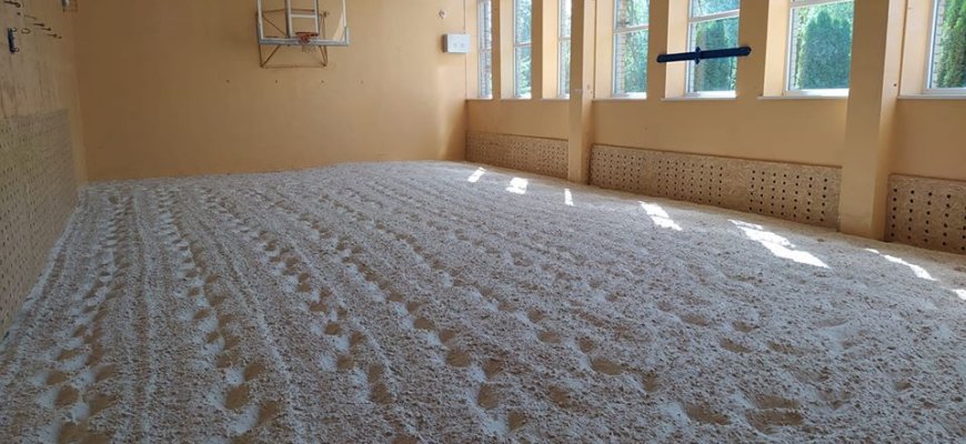 Obeliuose baigiama įrengti uždara paplūdimio smėlio tinklinio aikštelė