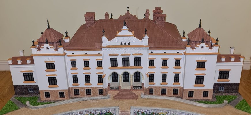 Iš antrinių žaliavų Rokiškio dvarą atkūręs Audrius panaudojo ir dviračio stipinus, ir ledų pagaliukus