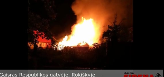 Trečiadienio naktį Respublikos gatvėje atvira liepsna degė ūkinis pastatas (video)