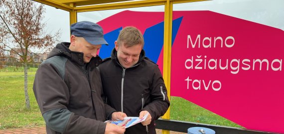 Rokiškio miesto autobusų stotelių dekoruotojus ir klausinėja, ir vaišina (foto)