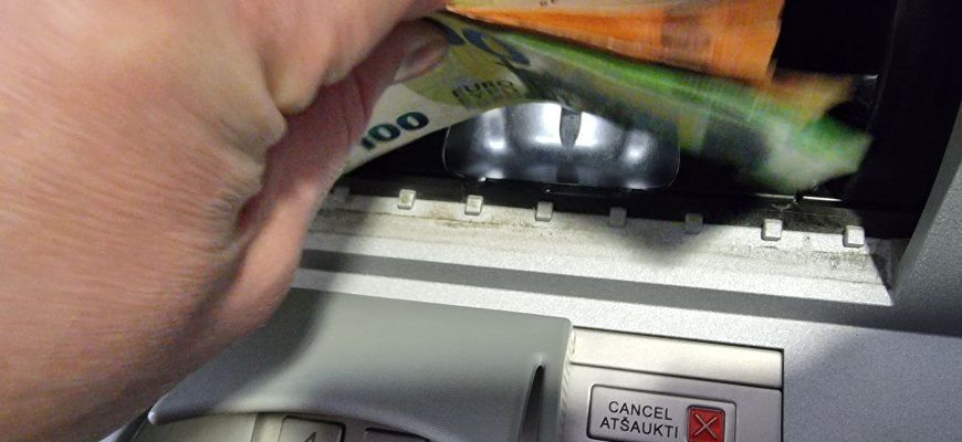 Seimas imasi pataisų, įpareigojančių bankus įrengti daugiau bankomatų