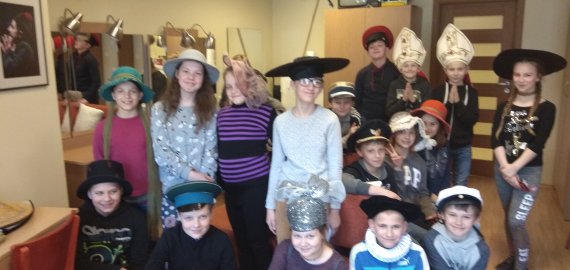 Kamajų gimnazijos penktokai susipažino su teatru (foto)