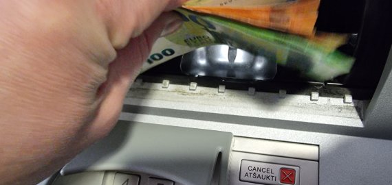 Seimas imasi pataisų, įpareigojančių bankus įrengti daugiau bankomatų