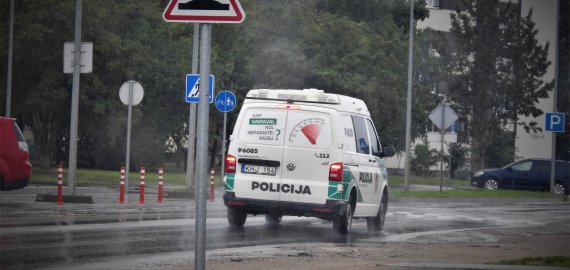 Nepakluso reikalavimui sustoti ir taranavo pareigūnų automobilį (video)