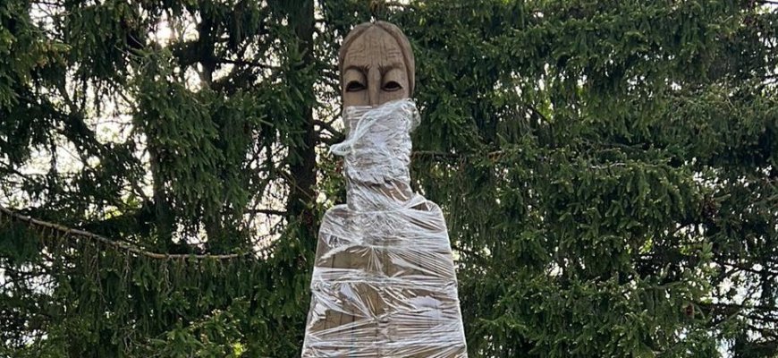 Gelbėja medines skulptūras L. Šepkos parke, kai kurios iš jų pažeistos nepataisomai