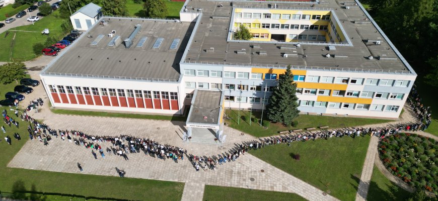 Tūbeliečiai apjuosė mokyklą (video+foto)