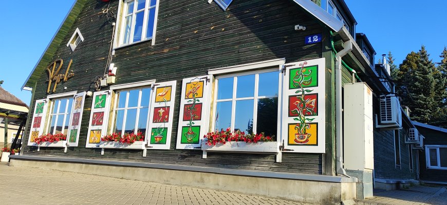 „Rokiškio Sirena“ ir „Pupelė“ pasipuošė naujomis langinėmis (foto)