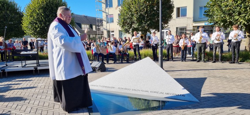 Atiduota duoklė miesto kūrėjams – grafams Tyzenhauzams: atidengta garsioji „Legenda“ (video+foto)