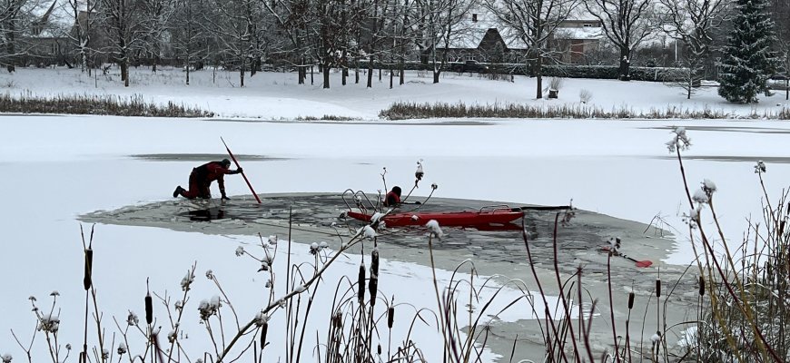 Rokiškio ežere ugniagesiai ieškojo skenduolio, į pagalbą atvyko Panevėžio narai (foto+video)