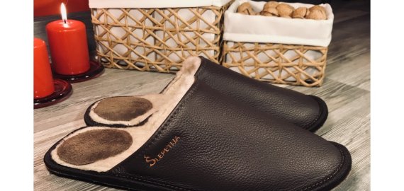 Šmaikščios vyriškos šlepetės: dovana, kurią galima pritaikyti individualiai brangiam žmogui