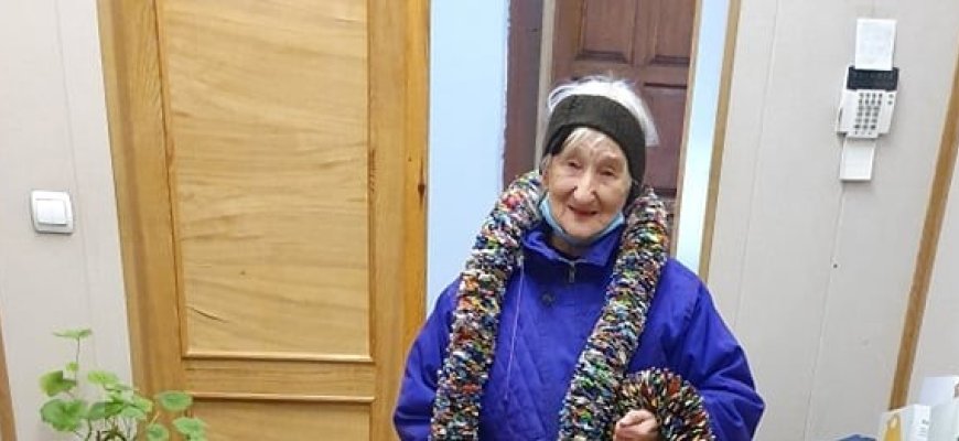 Rokiškio krašto muziejus gavo dovanų - kone 20 metrų ilgio naujametę girliandą, surištą iš saldainių popierėlių