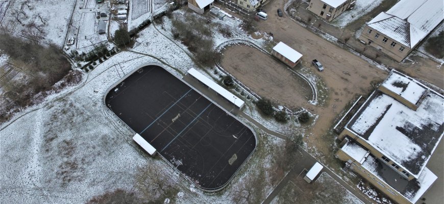 Juodupės sporto entuziastai ruošia ledo aikštelę