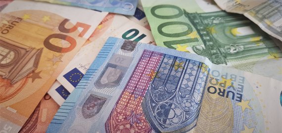 Nuo 2024 metų iki 924 eurų didės minimali mėnesinė alga