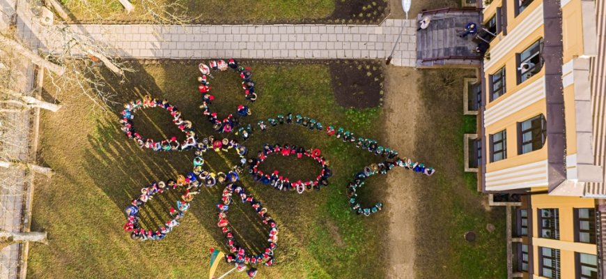 Senamiesčio progimnazijos mokiniai – pilietinės iniciatyvos „Gyvasis tautos žiedas“ dalyviai (foto+video)