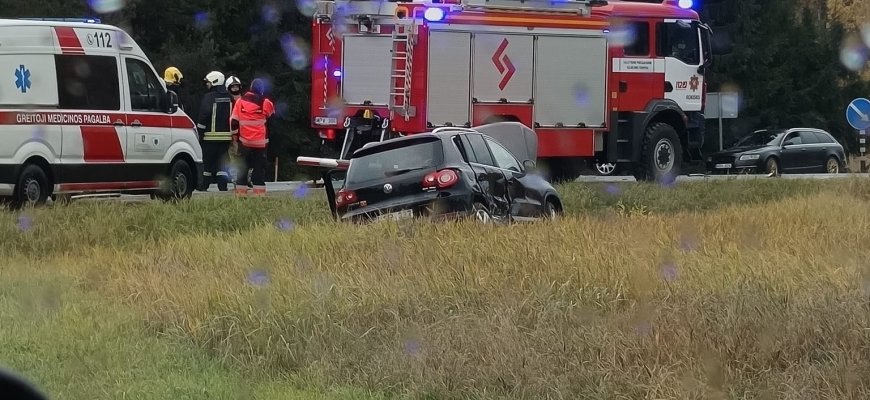Susidūrė trys automobiliai