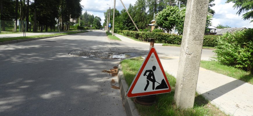 Dingstanti ir vėl atsirandanti duobė Vytauto gatvėje, Rokiškyje – vandentiekininkų darbas
