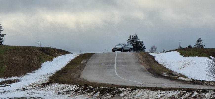 Keliuose yra slidžių ruožų, dieną eismą sunkins lijundra, plikledis – kelininkai
