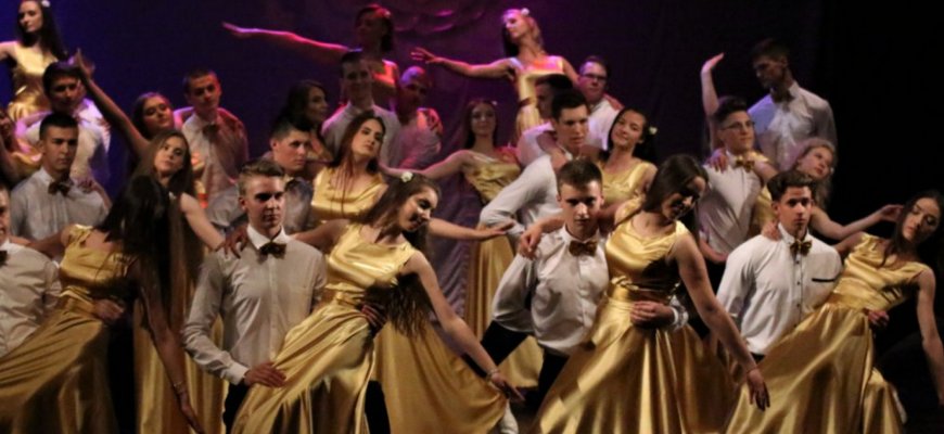 Abiturientus išlydint: šimtukų derlius ir sudėtingas matematikos egzaminas, ir išleistuvių šventė be atsarginio varianto