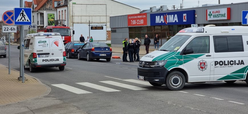 Perėjoje prie mažosios Rokiškio Maximos partrenktas žmogus (video+foto)