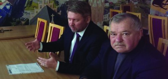 Rajono meras Antanas Vagonis bei Kūno kultūros ir sporto centro direktorius Augutis Kriukelis  apie ledo aikštelės uždengimą ir baseino įrengimą