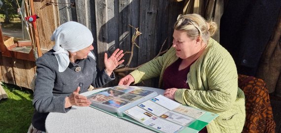 Išskirtinė kolekcija: A. Vinčiauskienė namuose saugo pusę tūkstančio skirtingų atvirlaiškių ir jų vis daugėja (foto)