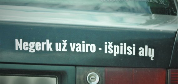 Dar vienas neblaivus kelių erelis atsidūrė griovyje