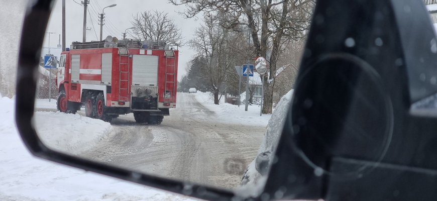 Laukuose užklimpo policijos automobilis