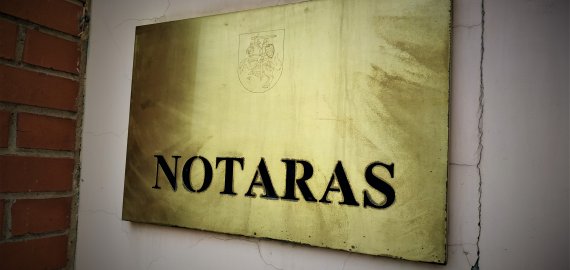 Notarus ir antstolius į pensiją siūloma leisti anksčiau – nuo 65-erių