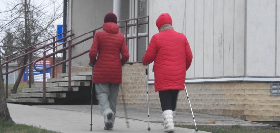 Kviečia į rytinius pasivaikščiojimus su šiaurietiškomis lazdomis