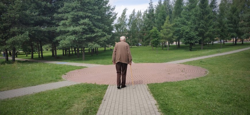 Premjerė sako nematanti galimybės dėl bendravimo išimties vienišiems žmonėms