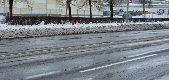 Keliuose yra slidžių ruožų, dieną eismo sąlygas sunkins plikledis, lijundra – kelininkai