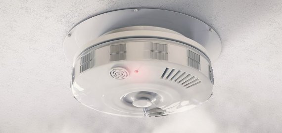 Gyventojai iš lentynų toliau šluoja atpigusius dūmų detektorius