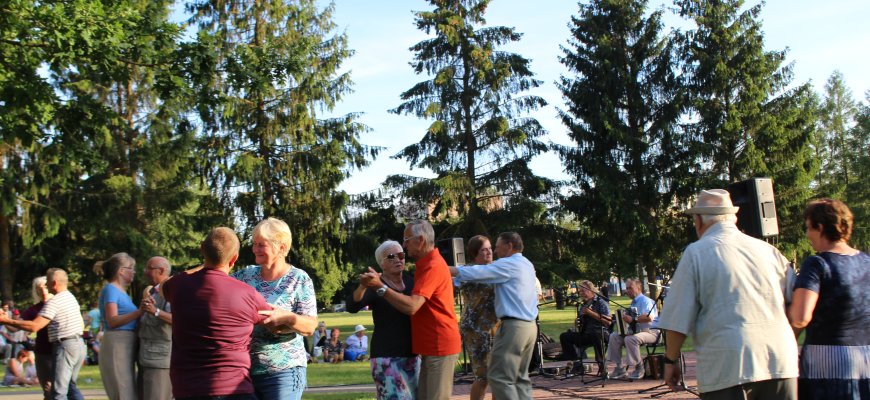 Vasaronės: kėdučių trūkumas ir šokiai su dokumentais (foto + video)