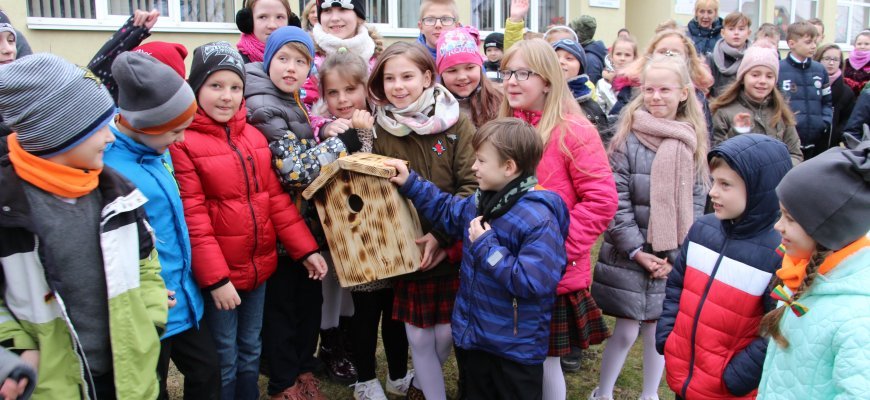 Senamiesčio progimnazijos pradinukus mokė abiturientės