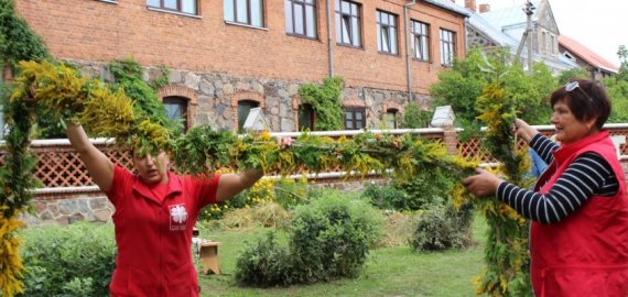 Jau septintąjį kartą kviečia visus bendrai pinti Žolinių vainiko