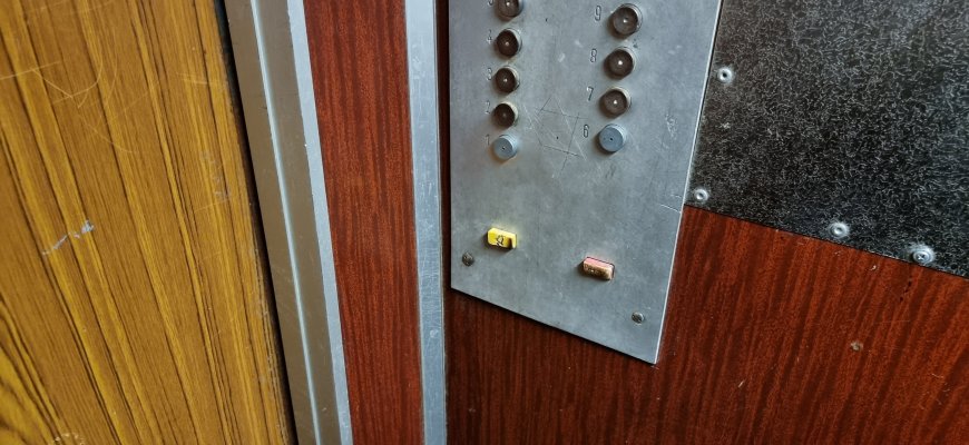 Kas išvaduos iš užstrigusio lifto Rokiškyje?