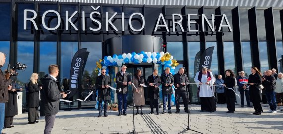 Perkirpti baltą arenos atidarymo juostelę į Rokiškį atskubėjo Ministrė Pirmininkė (foto)
