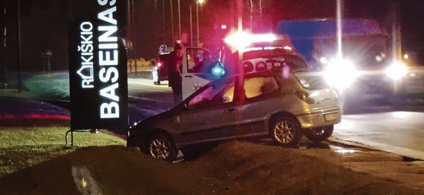 Girtam vairuotojui kelionė į parduotuvę baigėsi griovyje