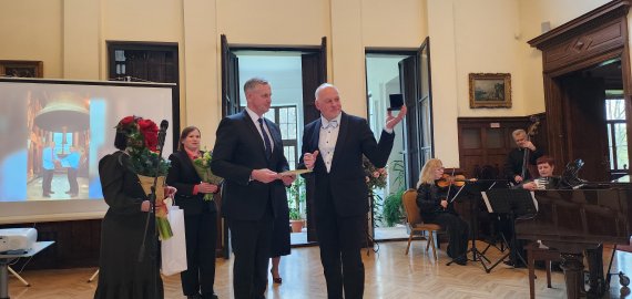 Atsidėkojo už dėmesį: visuomenininkas L. Šablinskas pasidabino sidabro ženklu „Už nuopelnus Rokiškio krašto kultūrai“ (foto)