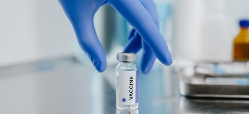 Esantiesiems didžiausios rizikos grupėje – galimybė nuo rugpjūčio pasiskiepyti antrąja sustiprinančiąja COVID-19 vakcinos doze