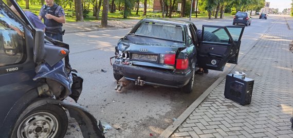 Į policijos sustabdytą Audi įsirėžė mikroautobusas