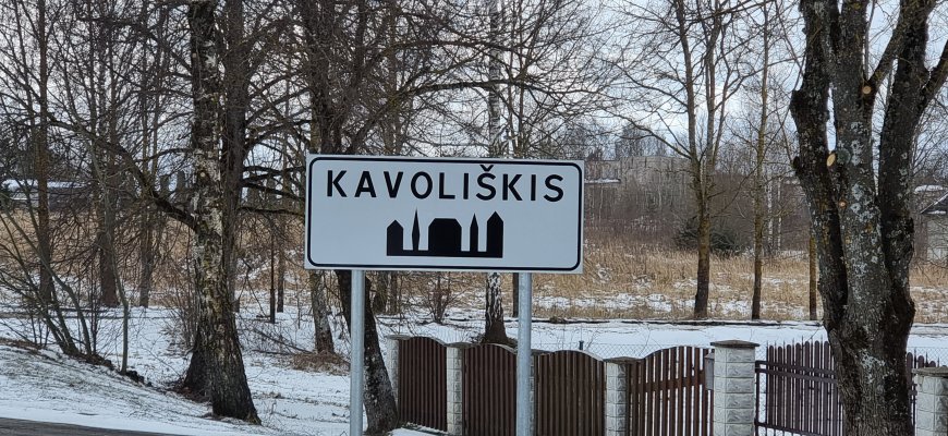 Įleido medikus ir pareigūnus