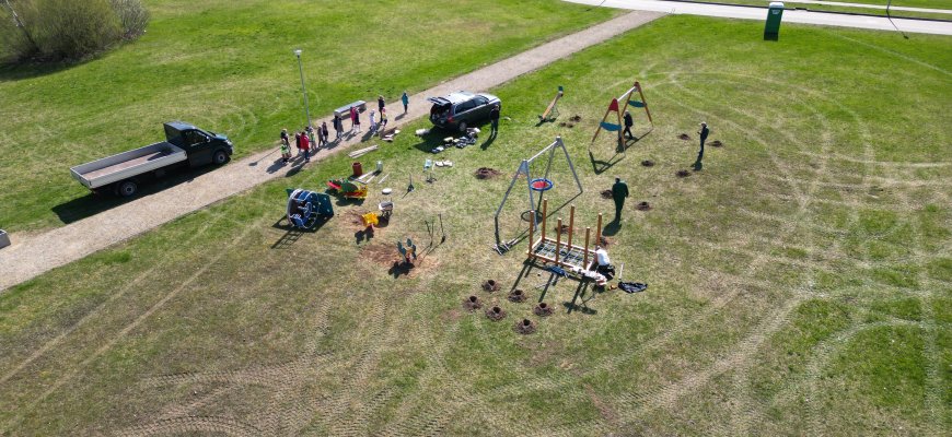 Rotary parke montuojama nauja žaidimų aikštelė (video+foto)
