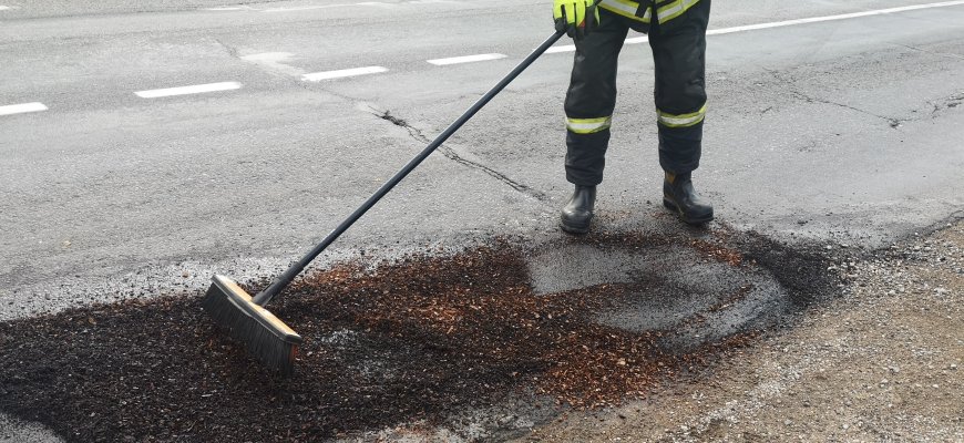 Po eismo įvykio ugniagesiai surinko teršalus