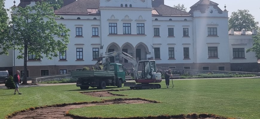 Darbai pajudėjo: Rokiškio dvare ruošiamasi atkurti istorinį grafų gėlyną (foto)
