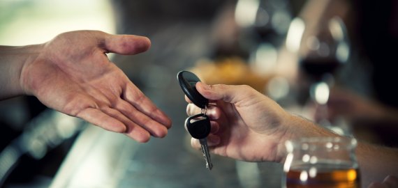 Obeliuose sučiuptas neblaivus kelių erelis