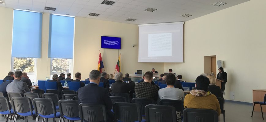 Rajono taryboje – balsavimas konvejeriu, prašymai palikti salę ir agitacija nebalsuoti... vyrams